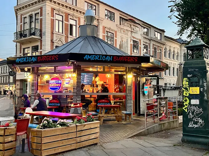 American Burgers kiosk on a sunny day with outdoor seating
